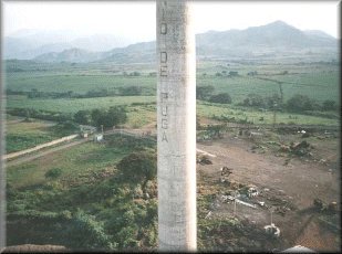 Chimenea y vista al campo